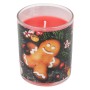 Rotes Duftglas mit Kerze und festlichem Motiv: Lebkuchenmann, Tannenzweige und Beeren. Ideal für Weihnachtsdekoration.
