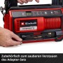 Einhell Akku-Kompressor Pressito 18/25 mit geöffnetem Zubehörfach und Adaptern.