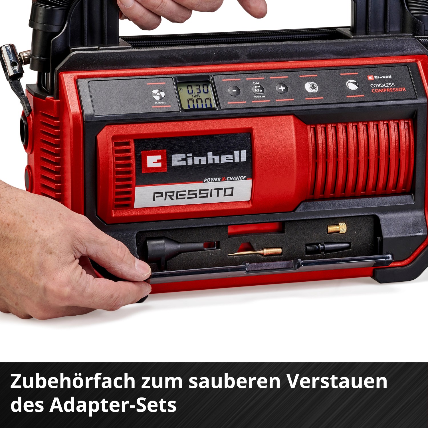 Einhell Akku-Kompressor Pressito 18/25 mit geöffnetem Zubehörfach und Adaptern.