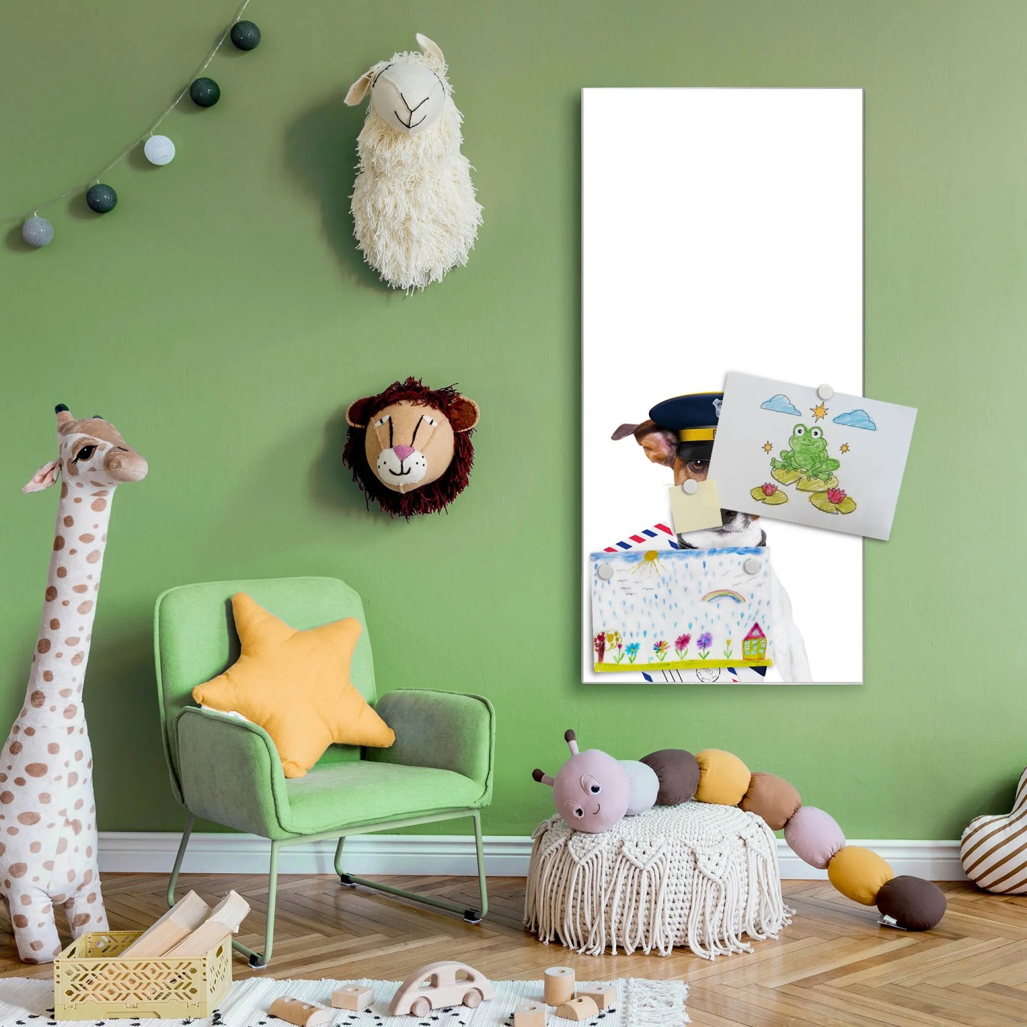 Banjado Magnettafel 37x78cm mit Postbote Jack Russel Motiv im Kinderzimmer.