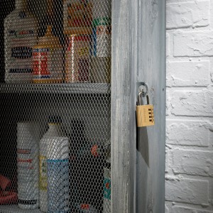 Messingfarbenes Master Lock Kombinations-Vorhängeschloss 604EURD an einem Schrank.
