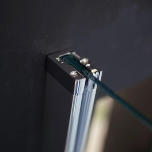 Detailaufnahme: Breuer Quick72 Seitenwand, Chromprofil, Klarglas, Verbindung zur Wand.