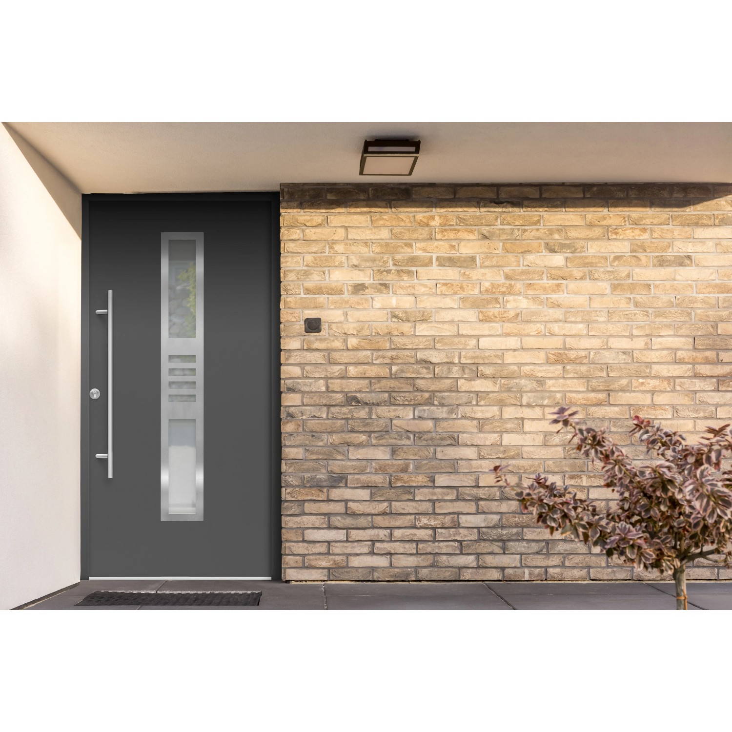 Anthrazitfarbene Haustür Thermospace Köln Prime (100x210 cm) mit Glaseinsatz und Edelstahlgriff.