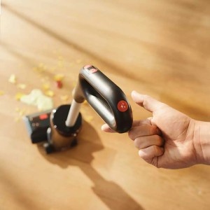 Vileda PureClean S5 Plus Nass- und Trockensauger in Aktion, Hand am Griff.