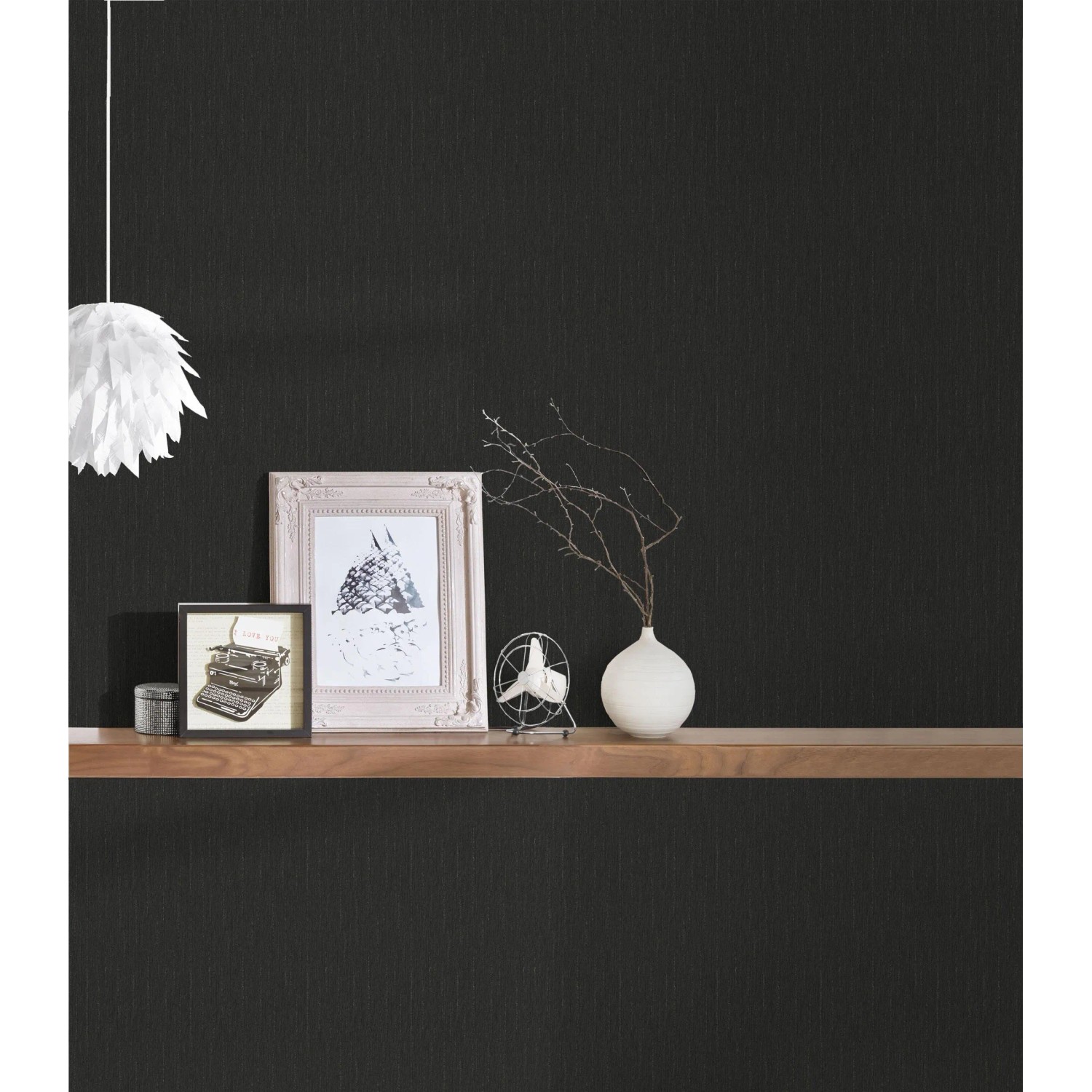 Schwarze Bricoflor Vliestapete mit Struktur-Effekt im Schlaf-/Wohnzimmer.