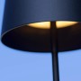 Nahaufnahme: Schwarze, matte LED-Tischleuchte Kaami, warmes Licht, für Außenbereich.