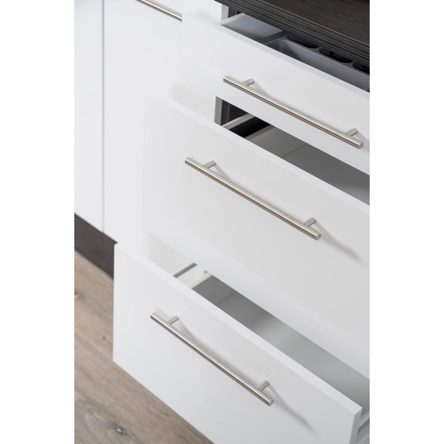Detailansicht der Respekta Premium Küchenzeile 210 cm mit weißen Hochglanzfronten und Schubladen.