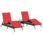 Zwei braune Poly Rattan Sonnenliegen mit roten Auflagen und kleinem Tisch für Garten oder Terrasse.