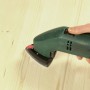 LUX Schleifauflage K80 für Dreiecksschleifer (96mm) im Einsatz auf Holz.