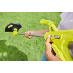 Ryobi Akku-Rasentrimmer RY18LT23A-120 in Nutzung auf Rasenfläche.