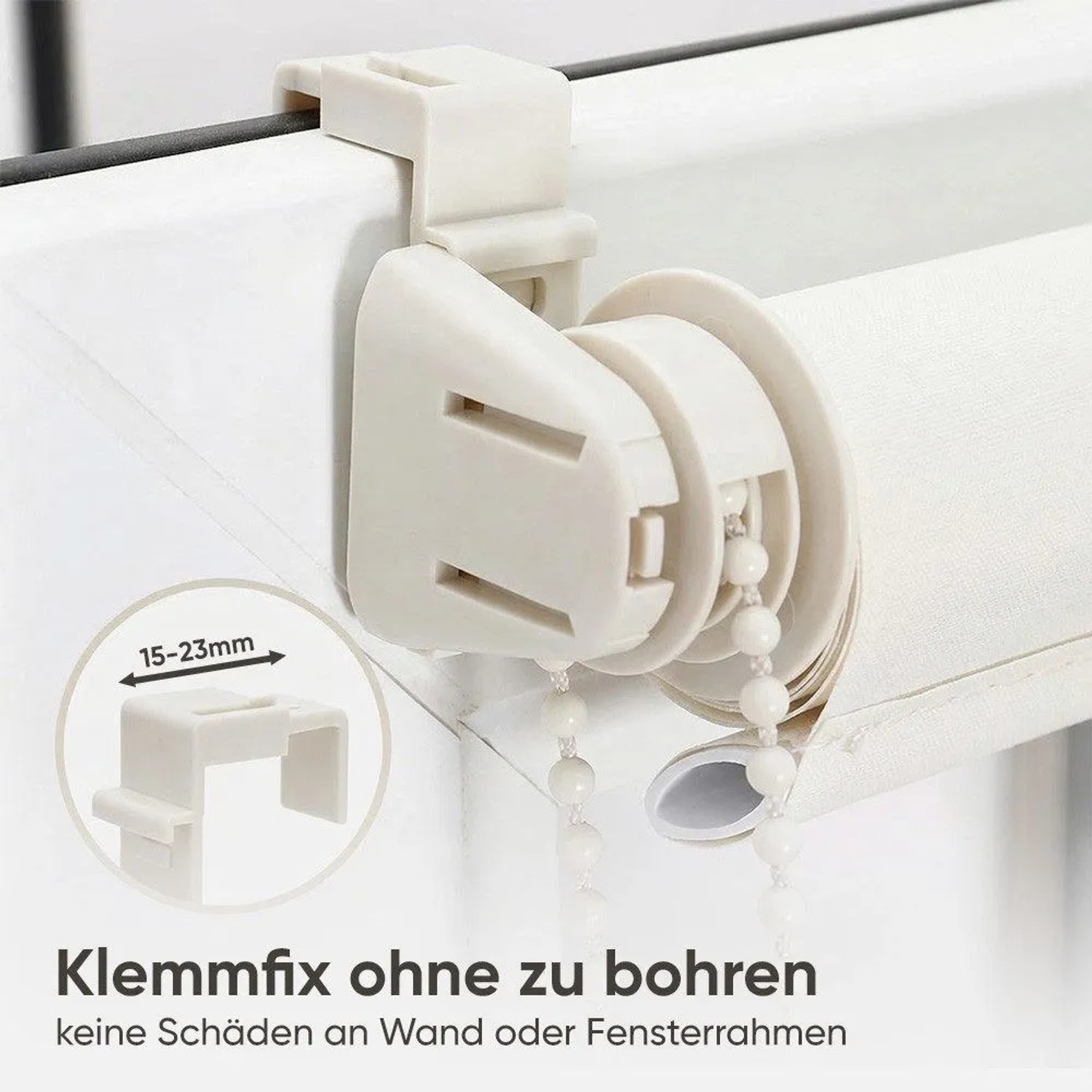 Detailaufnahme: Beige Seitenzugrollo mit Klemmträger zur Montage ohne Bohren am Fensterrahmen.