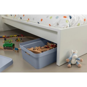 Hellblaue Curver Infinity Aufbewahrungsbox (30L) unter einem Bett mit Spielzeug.