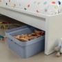 Hellblaue Curver Infinity Aufbewahrungsbox (30L) unter einem Bett mit Spielzeug.