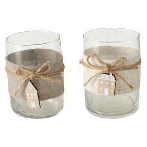 Zwei Windlichter Nordy von Boltze Home, transparentes Glas mit Juteband und Holzhaus-Anhänger.