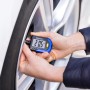 Michelin Reifendruckprüfer mit Profiltiefenmesser in Anwendung am Reifen.
