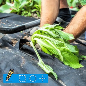 Verlegung von KARAT Unkrautvlies Ground Control im Garten, 50 g/m², zum Schutz vor Unkraut.