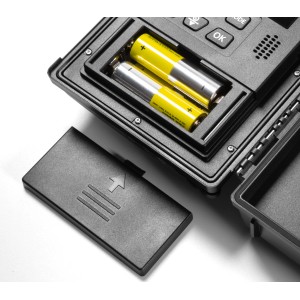 Technaxx Zeitraffer-Kamera TX-164: Batteriefach mit eingelegten Batterien und geöffnetem Deckel.