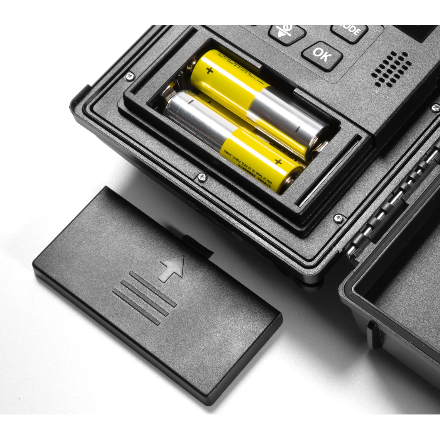 Technaxx Zeitraffer-Kamera TX-164: Batteriefach mit eingelegten Batterien und geöffnetem Deckel.
