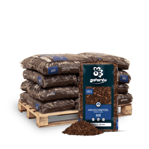 Braune Galamio Holzhackschnitzel, 12 Säcke à 60l auf Holzpalette. Mulch-Chips 5-60mm vor dem geöffneten Beutel.