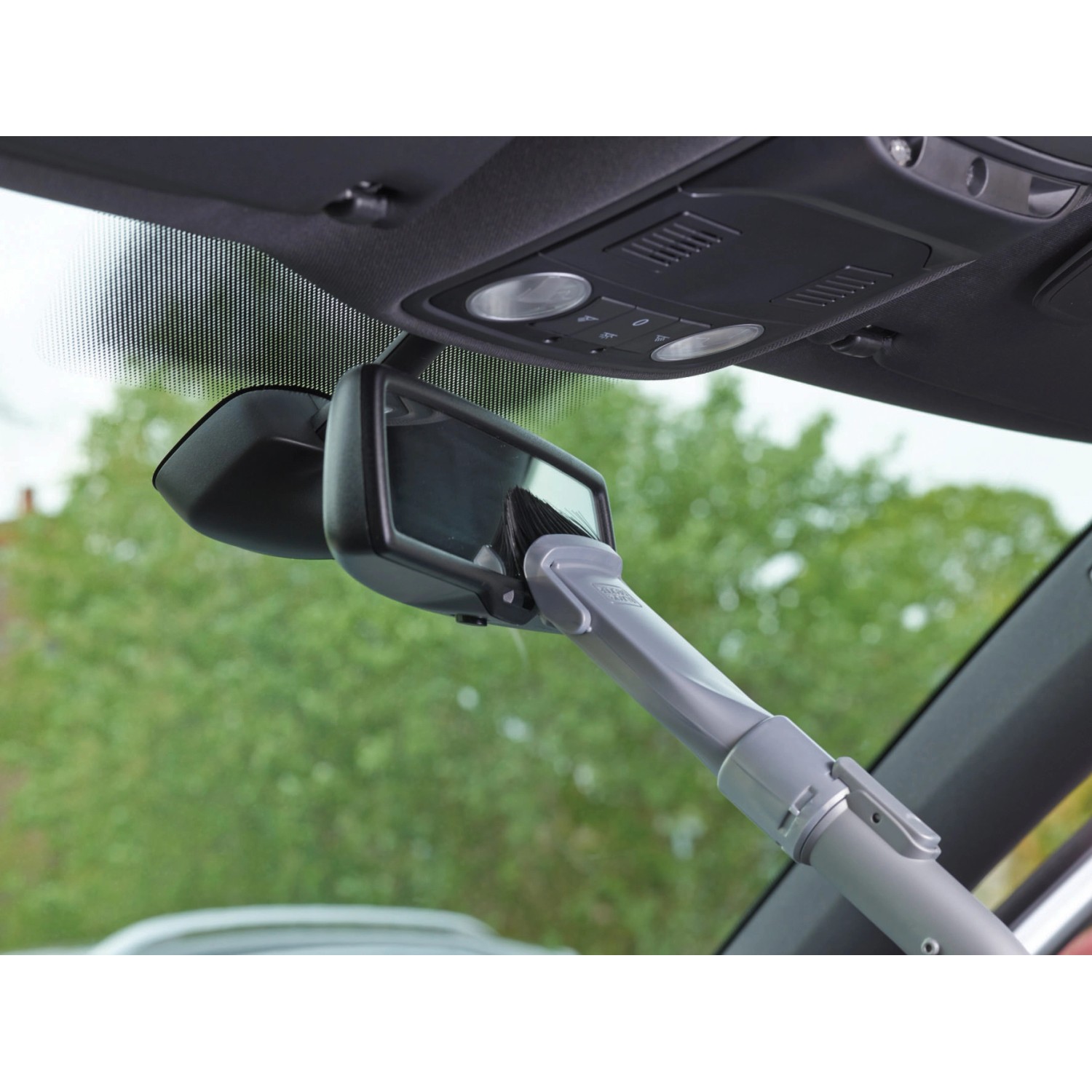 Black+Decker Dustbuster Flexi Autosauger im Einsatz zur Reinigung des Autorückspiegels.