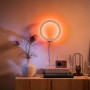 Philips Hue Sana Wandleuchte in Weiß mit farbigem Lichteffekt im Wohnraum.