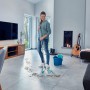 Frau wischt mit Leifheit Power Mop 3 in 1 Fliesenboden. Reinigungsgerät mit Mikrofaserstreifen.