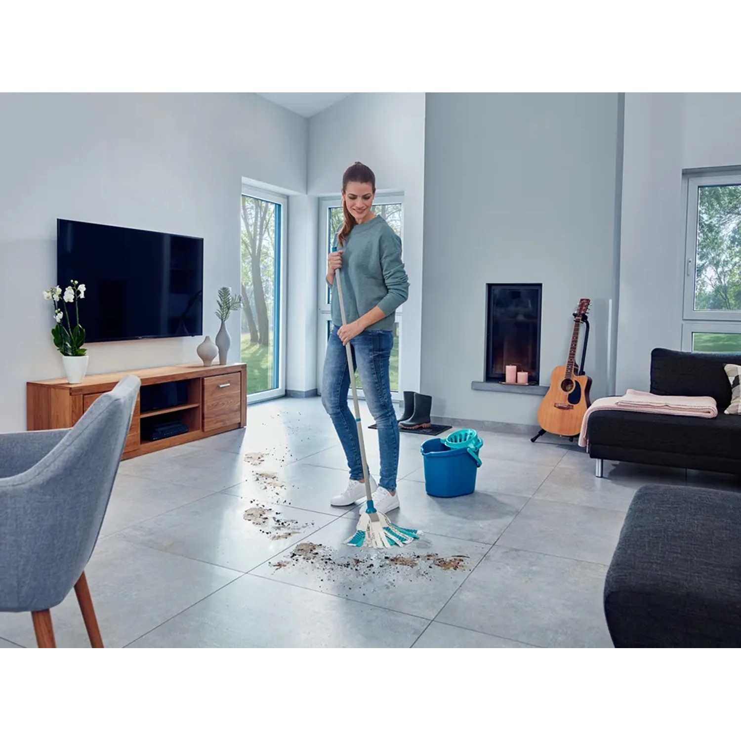 Frau wischt mit Leifheit Power Mop 3 in 1 Fliesenboden. Reinigungsgerät mit Mikrofaserstreifen.