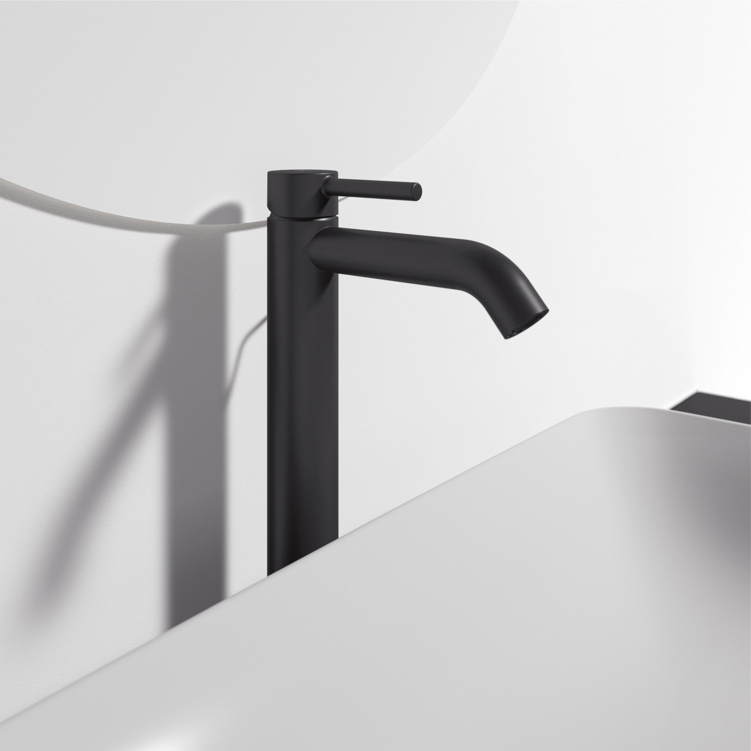 Ideal Standard Ceraline Waschtischarmatur, verlängerter Sockel, Silk Black, auf weißem Waschbecken.