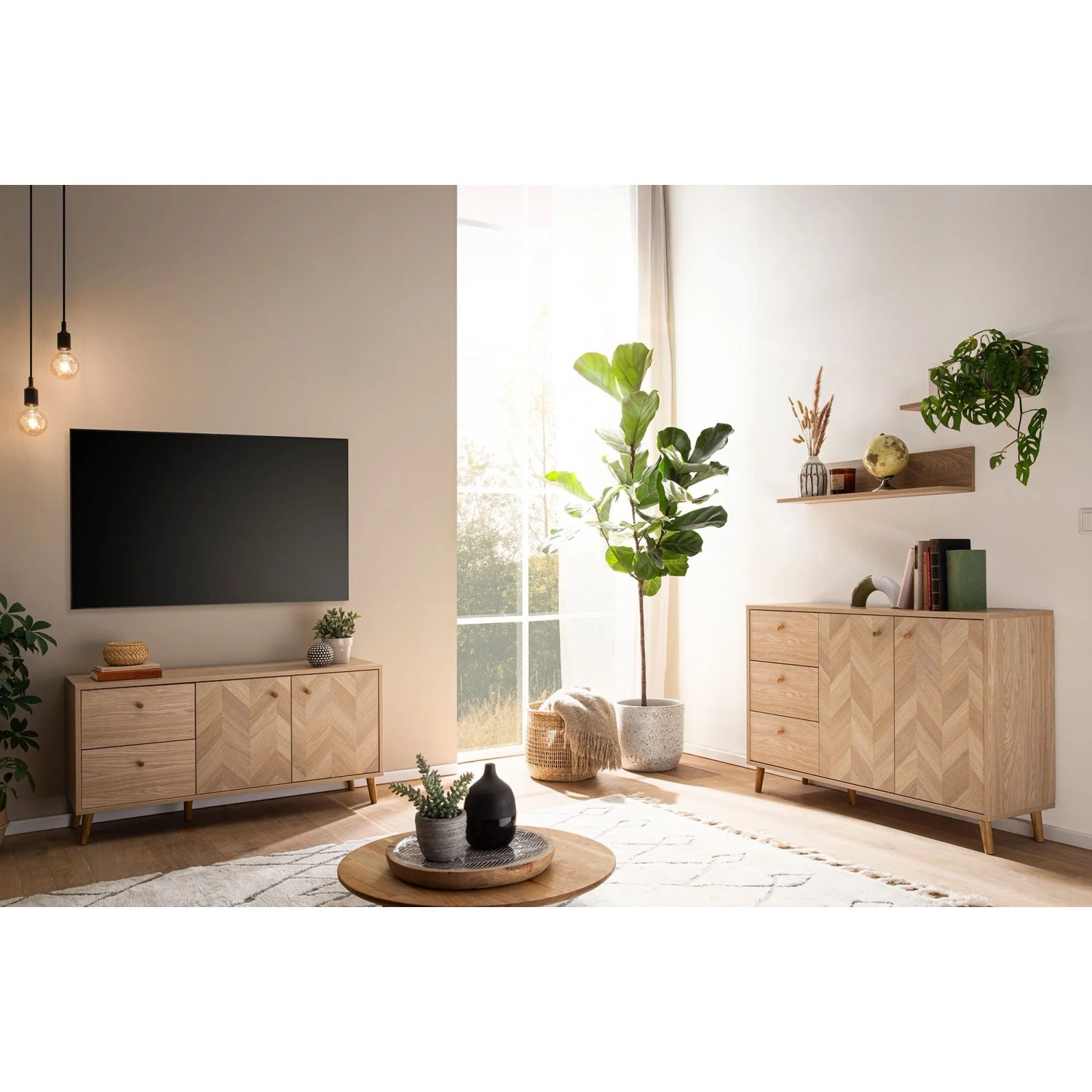 Schildmeyer Visby Wandregal Eiche Hell, helles Holzregal mit Deko im modernen Wohnzimmer.
