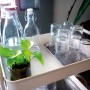 Transparente Schubladenmatte (150x50cm) auf einem Servierwagen mit Gläsern und Flaschen.