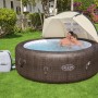 Bestway LAY-Z-SPA Sonnenschutzdach über braunem Whirlpool mit Paar im Garten.