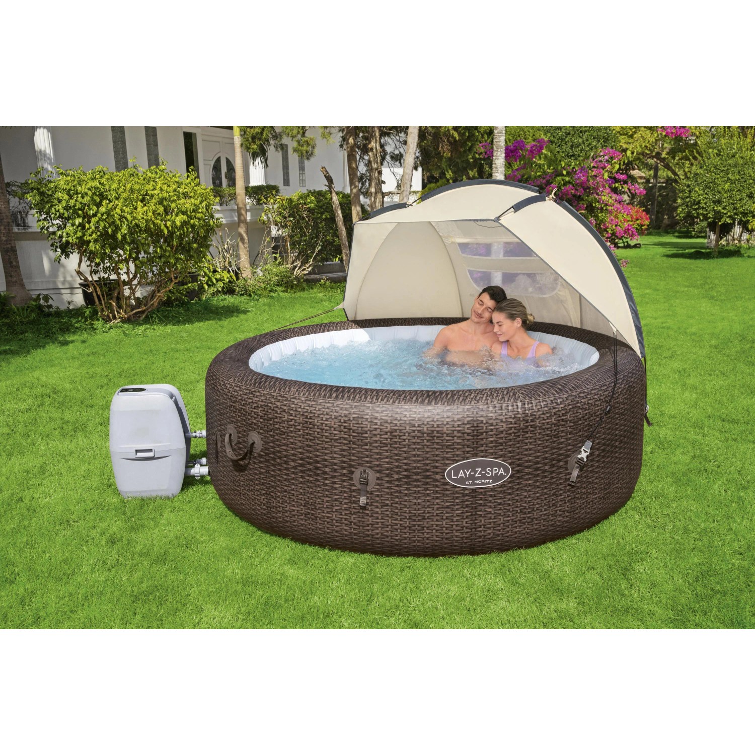 Bestway LAY-Z-SPA Sonnenschutzdach über braunem Whirlpool mit Paar im Garten.