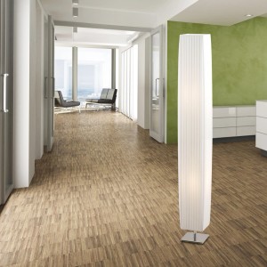 Weiße Globo Plisseeleuchte, Design-Stehlampe mit Chromfuß, ca. 119 cm hoch.