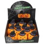 Orangefarbene Kürbis-Quetschfiguren mit schwarzen Hexenhüten in Displaybox. Halloween Deko aus Kunststoff, 7,5 cm.