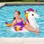 Mädchen auf Bestway Schwimmring Einhorn im Pool. Buntes Design, ideal für Wasserspaß.