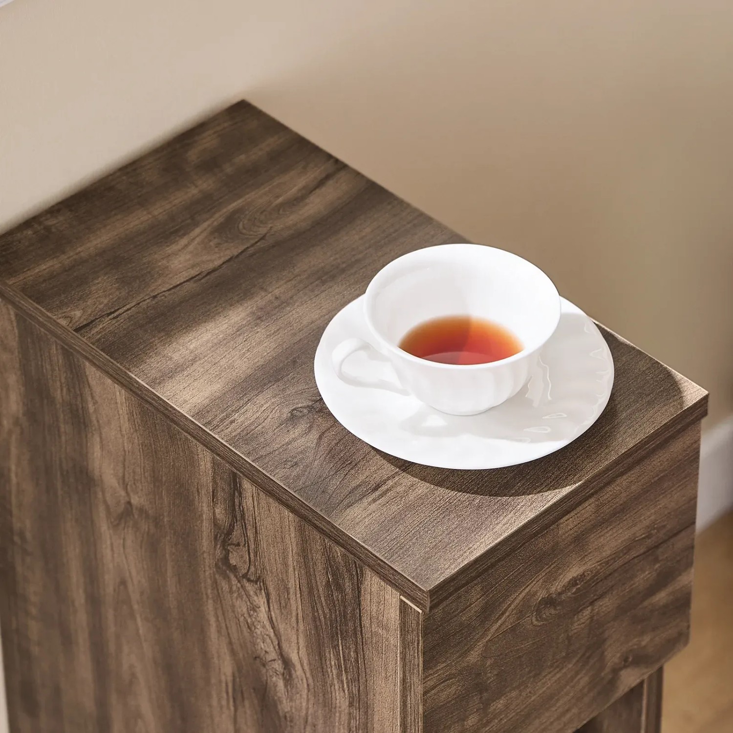 Schmaler Nachttisch/Beistelltisch in dunkler Holzoptik mit Teetasse. Ideal für Schlafzimmer & kleine Ecken.
