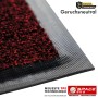 Rote Floordirekt Schmutzfangmatte Space 205. Detailansicht der Velours-Oberfläche und des rutschfesten TPE-Rückens.