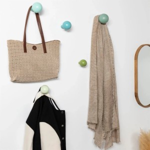 Wandhaken Birnenform 5er Set in Grün und Blau als Garderobenhaken mit Jacke, Tasche und Schal.