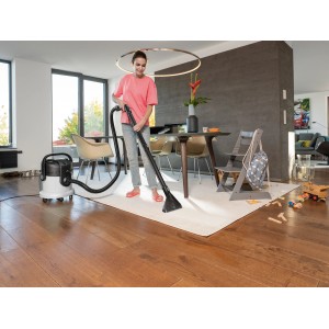 Frau reinigt Teppich mit Kärcher Waschsauger SE 4 Plus Special Weiß.