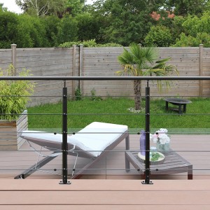 Schwarzes Kordo Geländerset aus Alu (2m) mit Bodenbefestigung auf einer Terrasse.