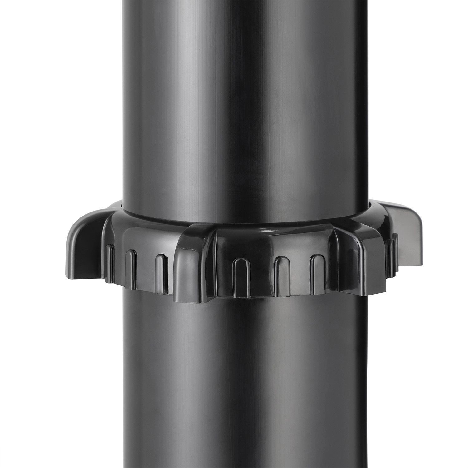 Detailaufnahme: Schwarze Juskys Solardusche Victoria, Fokus auf Verbindungsstück.