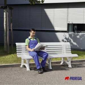 PROREGAL Gartenbank Jamaika, 4-Sitzer, graphitgrau. Kunststoffbank mit Mann beim Zeitung lesen.