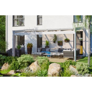 Weiße Skan Holz Terrassenüberdachung Novara 557x359 cm mit Sitzgruppe und Gartenteich.