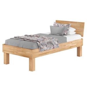 Hohes Seniorenbett aus heller Buche Massivholz, 100x200 cm, mit Kopfteil und grauer Bettwäsche. Extra stabil.