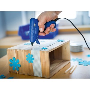 LUX Heißklebepistole mit transparenten Heißklebepatronen (12 Stk.) beim Basteln mit Holz.