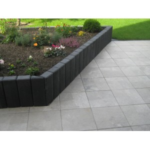 Anthrazitfarbene Diephaus Rechteck-Palisade als Beeteinfassung und seitliche Begrenzung im Garten.