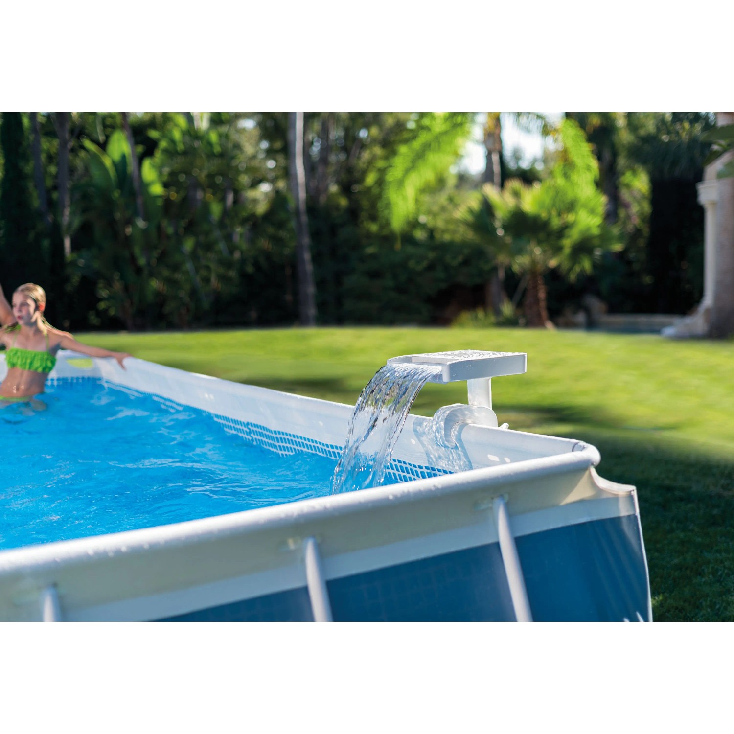 Intex Multi-Color LED Wasserfall am Poolrand mit Wasserlauf.