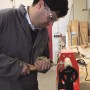 Mann drechselt Holz mit Einhell Drechselbeitel an einer Drechselmaschine.