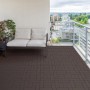 Dunkelbraune WPC Terrassenfliesen (5 m²) im Stecksystem auf einem Balkon verlegt.
