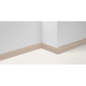 Parador Sockelleiste SL 18 Eiche D015, 70mm hoch, an einer weißen Wand und Boden befestigt.